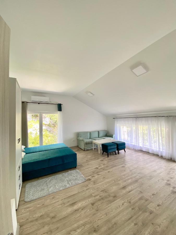 Lav Apartment Kotor