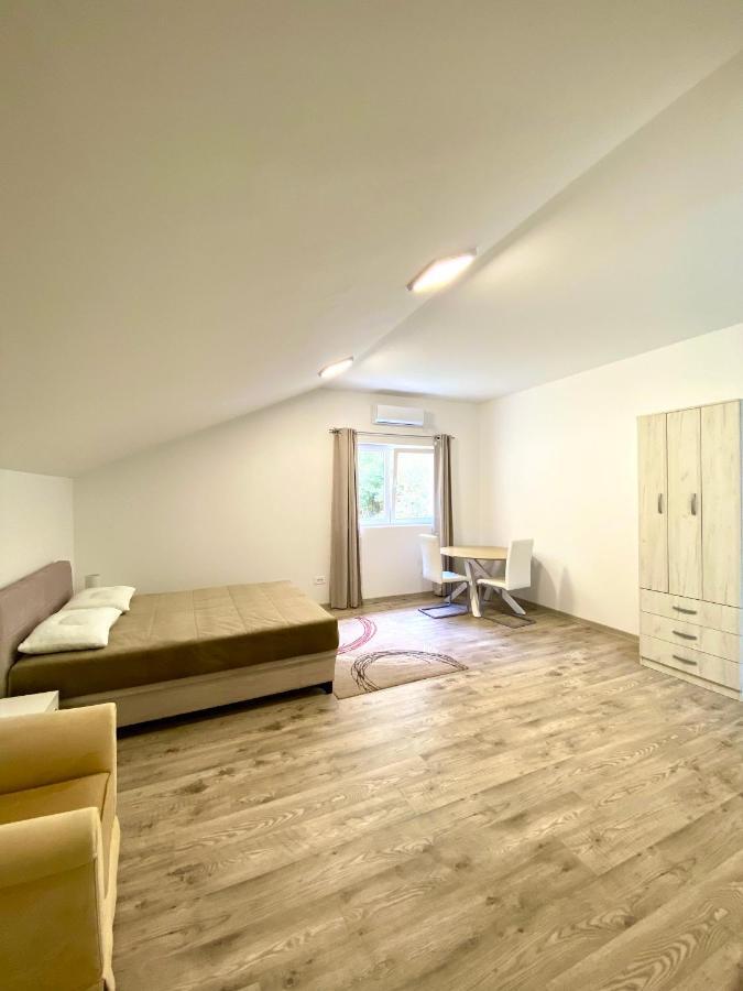Apartment Lav